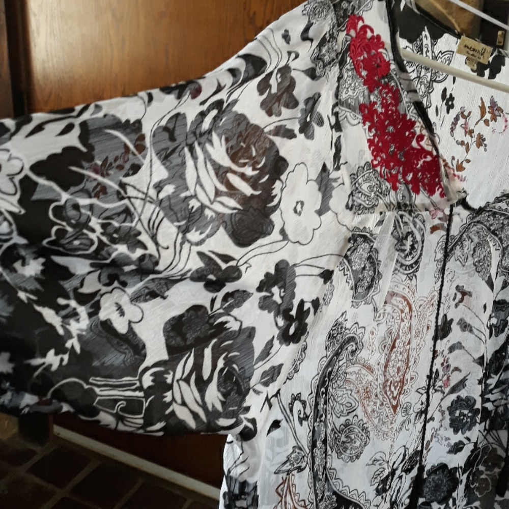 Blouse - Picture 2 of 3
